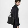 louis-vuitton-porte-documents-voyage-pm--M30925_PM1_Ambiance view Porte-Documents Voyage PM