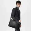 louis-vuitton-porte-documents-voyage-pm--M30925_PM1_Worn view Porte-Documents Voyage PM