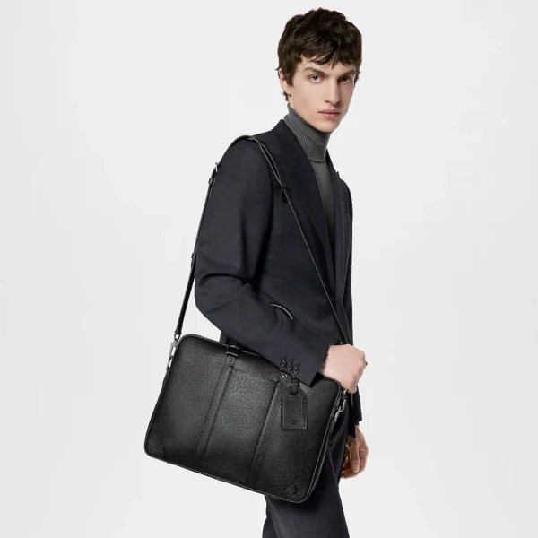 louis-vuitton-porte-documents-voyage-pm--M30925_PM1_Worn view Porte-Documents Voyage PM